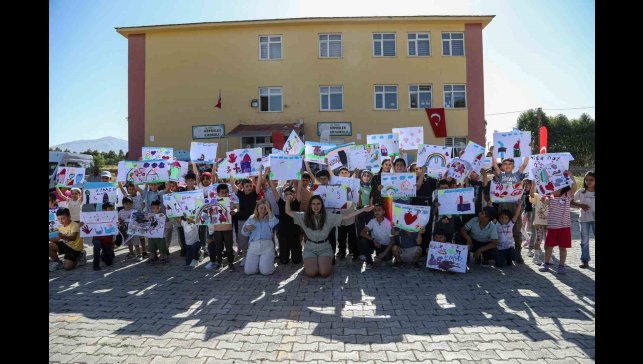 Çocuklar hayallerindeki dünyayı resmetti