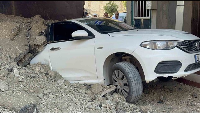 Elazığ'da hafriyat kamyonu otomobilin üzerinde devrildi: 1 yaralı