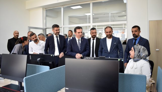 Bitlis'te Dijital Gençlik Merkezi hizmete açıldı