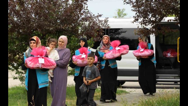 Erzincan'da hayırsever ve gönüllülerin hazırladıkları çeyiz setleri nişanlı kızlara ulaştırıldı