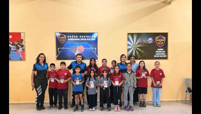 Erzincan emniyeti öğrencileri bilgilendirmeye devam ediyor