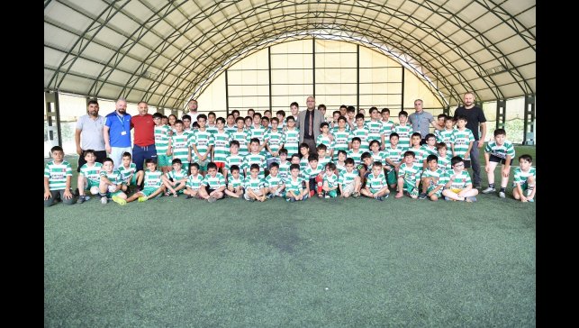 Geleceğin yıldızları Yeşilyurt Belediyesi futbol kursunda yetişiyor