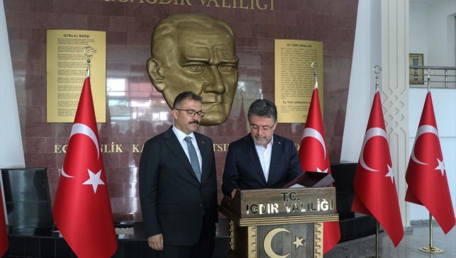 Tarım ve Orman Bakanı Yumaklı, Iğdır Valiliği ve AK Parti İl Başkanlığını ziyaret etti