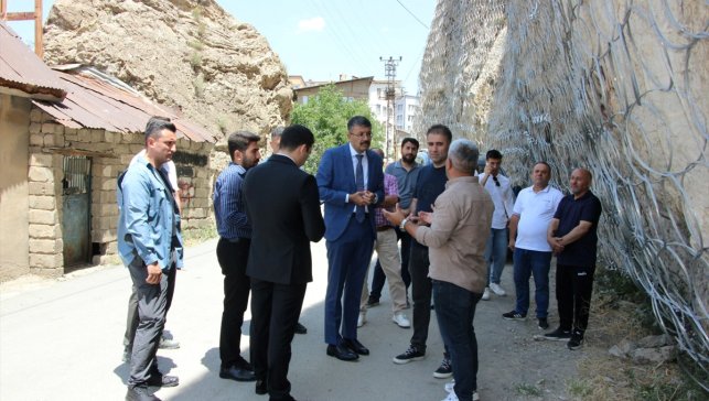 Hakkari Valisi Çelik, Mir Kalesi'ndeki kaya ıslahı çalışmalarını inceledi