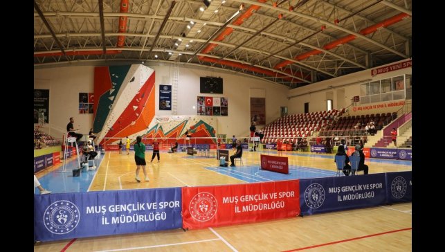 Badmintonun yıldızları Muş'ta buluştu