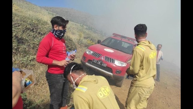 Elazığ'da yeniden başlayan örtü yangınına müdahale ediliyor