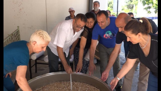 Tunceli'de düzenlenen etkinlikte vatandaşlara aşure dağıtıldı