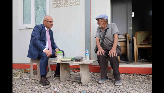 Sevdiğini 60 yıldır bekleyen "Memiş Dayı" Vali Koç'u duygulandırdı