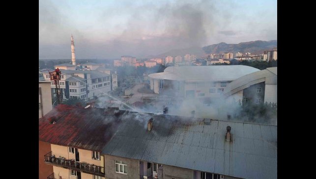 Muş'ta çatı yangını paniğe neden oldu