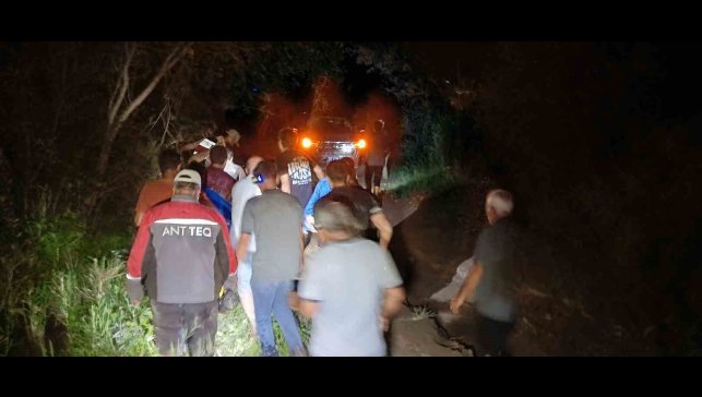 Oltu'da otomobil sel sularına kapıldı: Sürücü araçtan atladı, eşi sürüklendi