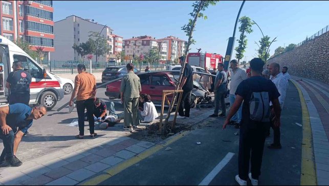 Kontrolden çıkan otomobil refüje çarptı: 4 yaralı