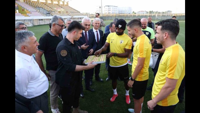 Vali Çakır, Muşspor'un antrenmanını izledi ve takıma destek çağrısı yaptı