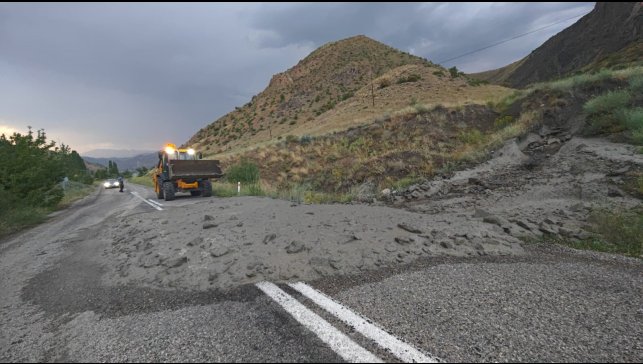 Erzurum'da sel yolu kapattı