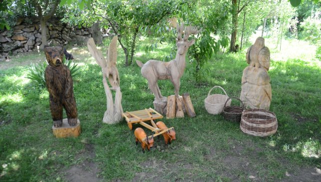 Kuruyan ağaçları sanat eserine dönüştürüyor