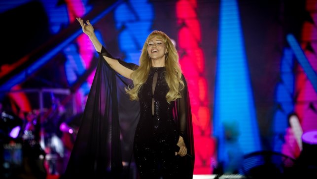 Şarkıcı Derya Uluğ, Van Kültür Yolu Festivali'nde konser verdi