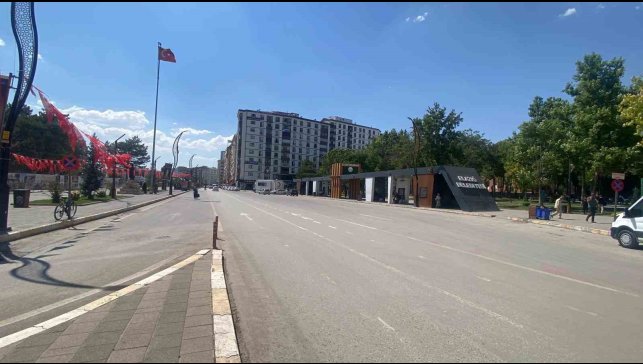 Elazığ'da sıcaklık 40 dereceye yaklaştı, caddeler boş kaldı