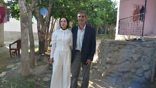 Babasının YKS çıkışında çiçekle karşıladığı öğrenci, aldığı puanla ailesini gururlandırdı