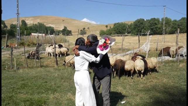 Çimen, YKS sevincini babasıyla çiçekli sürprizle paylaştı