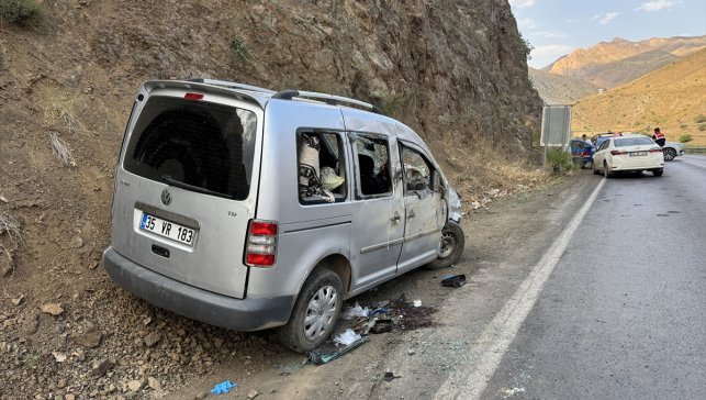 Hakkari'de devrilen hafif ticari araçtaki 5 kişi yaralandı
