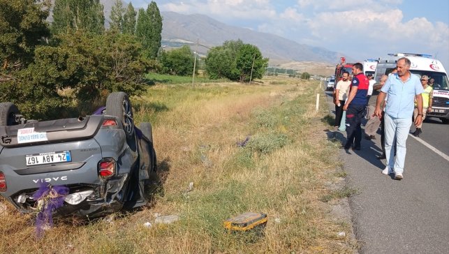 Erzincan'da devrilen otomobildeki 1 kişi öldü, 4 kişi yaralandı