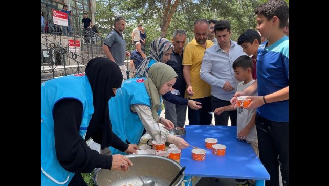 Türkiye Diyanet Vakfı Erzurum Kadın Kolları'ndan aşure İkramı