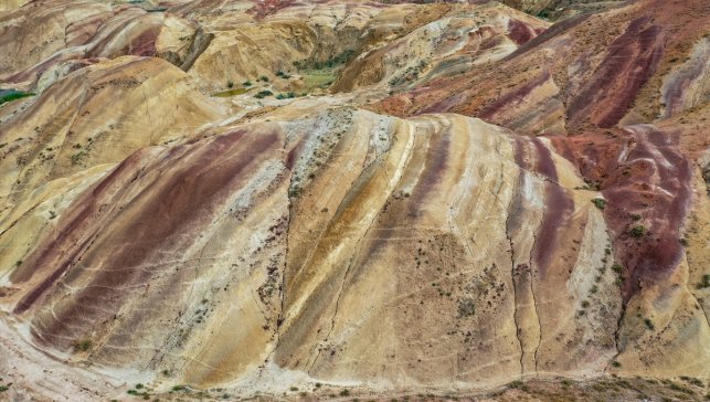 Türkiye'nin jeolojik miras listesine giren Gökkuşağı Tepeleri'nin turizmi canlandırması bekleniyor