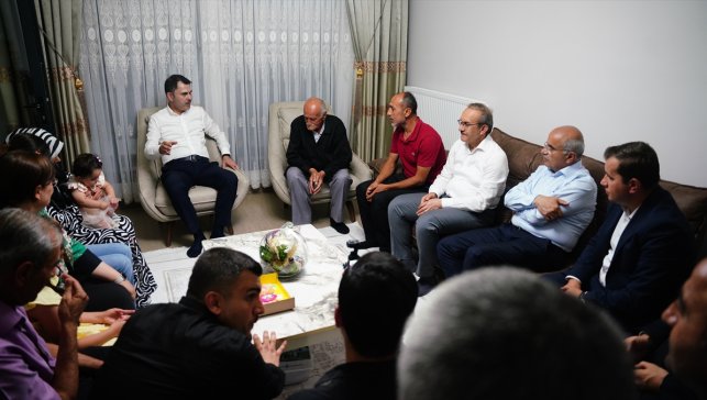 Bakan Kurum, Malatya'da yeni evlerine kavuşan depremzede aileye misafir oldu