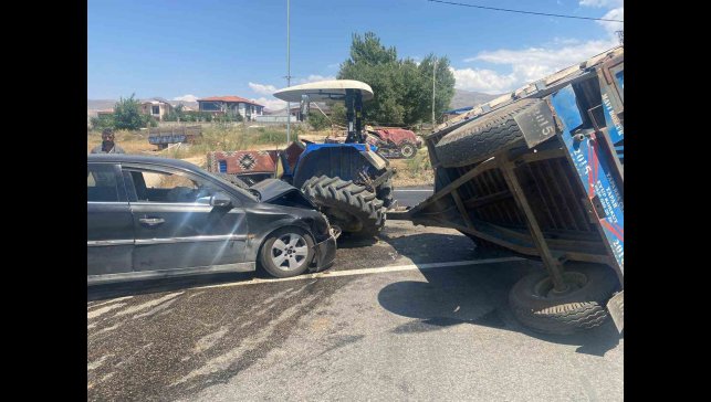 Doğanşehir'de otomobil, traktör römorkuna çarptı: 2 yaralı
