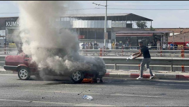 Alev alan otomobilini kendi çabasıyla söndürmeye çalıştı