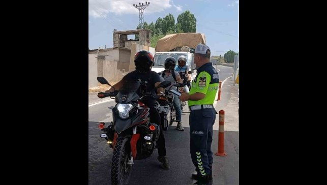 Jandarma ekipleri Ağrı'da 1645 kişiyi sorguladı, 21 araca ceza yazıldı