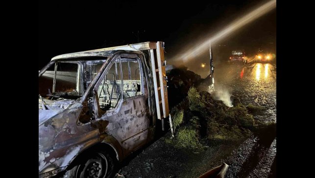 Arguvan'da yonca yüklü kamyonet alev alev yandı
