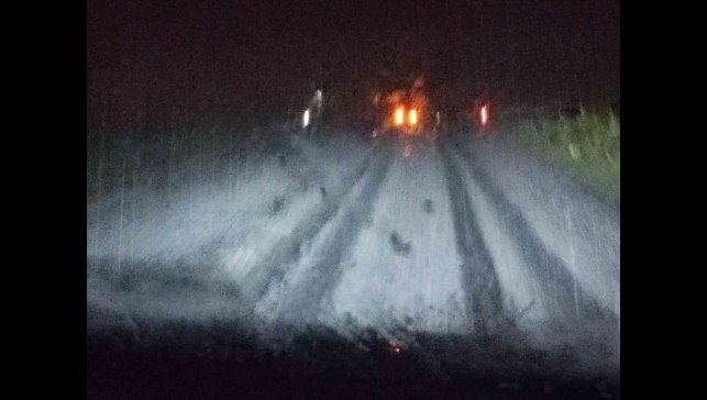 Dolu yağışı karayolunu beyaza bürüdü, sürücüler zor anlar yaşadı