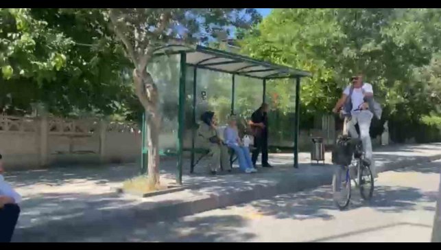 Elazığ'da ilginç görüntü: Yüksek bisikletiyle caddede tur attı