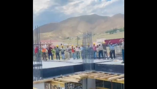 Düğün salonunda çalan müziğe eşlik eden işçilerin görüntüsü gülümsetti