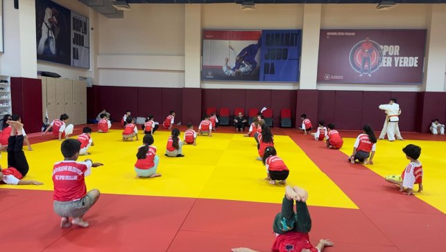Van Büyükşehir Belediyesi'nin judo kursu devam ediyor