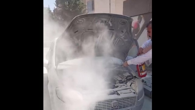 Elazığ'da park halindeki otomobil alev topuna döndü