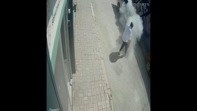 Elazığ'da araç yangını güvenlik kameralarına yansıdı