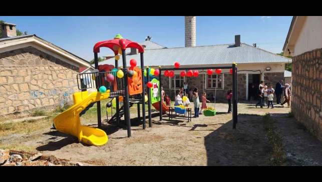 Muş'ta köye şehit Öğretmen Necmettin Yılmaz adına oyun parkı yapıldı