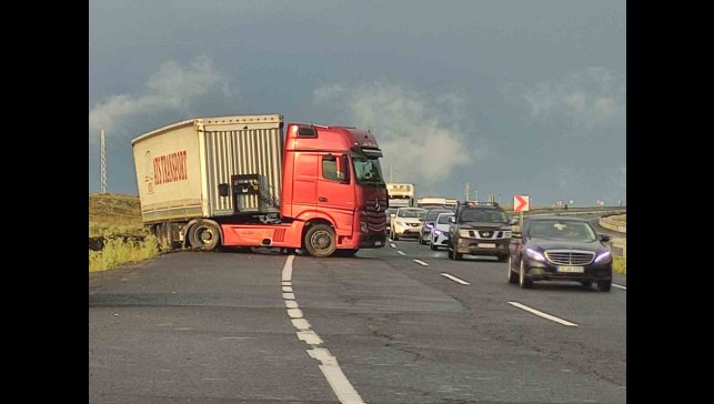 Kayan tır yolu kapattı: 4 kilometrelik kuyruk oluştu