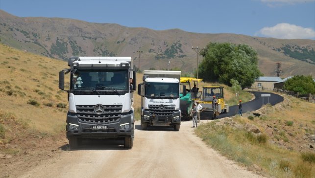 Muş'ta köy yolları asfaltlanıyor