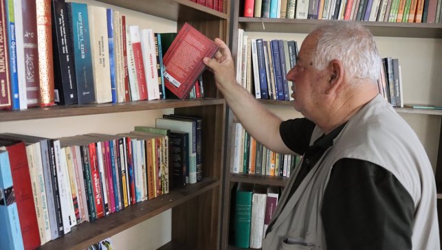 Kitapla buluşturulan cami altındaki çay ocağı adeta kültür merkezine dönüştü