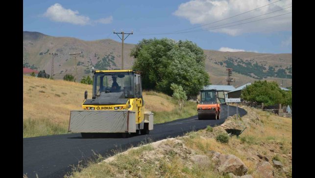 Muş'ta sıcak asfalt mesaisi