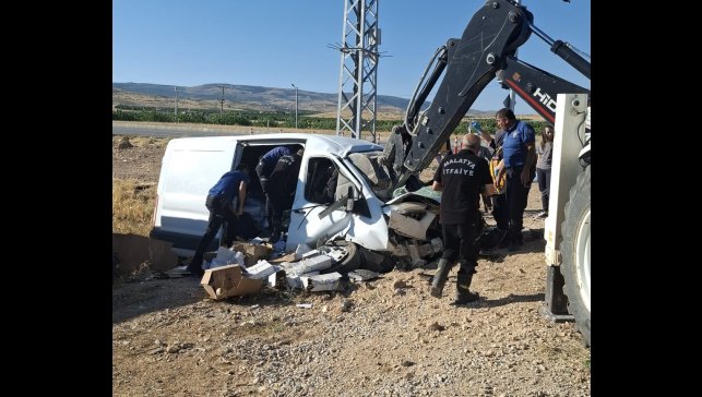 Freni boşalan hafif ticari araç aydınlatma direğine çarptı: 1 yaralı