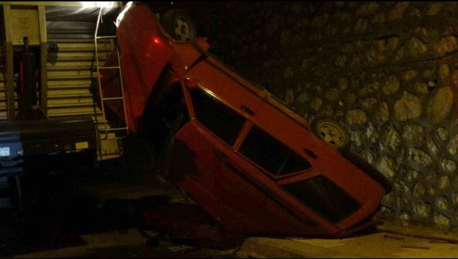 Minibüsle çarpışan araç 5 metre yükseklikten aşağı uçtu: 1 yaralı