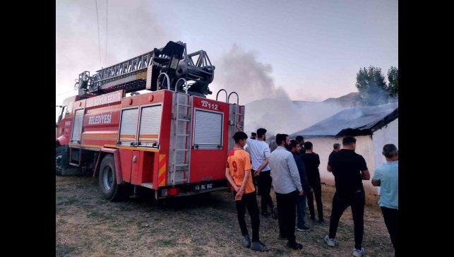 Özalp'te yangın maddi hasara yol açtı