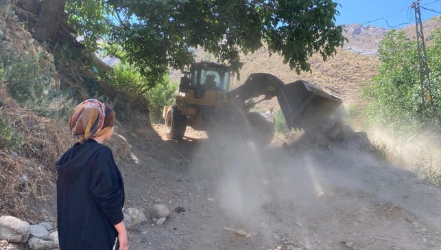 Hizan'da yol çalışmaları sürüyor