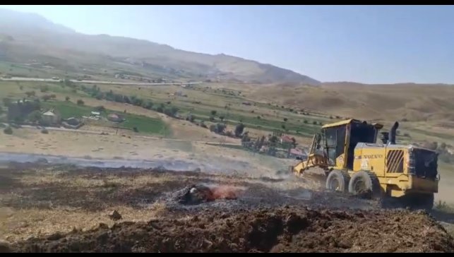 Yüksekova'da anız yangınına kepçeli müdahale