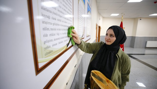 Temizlik personeli olarak görev yaparken YKS'ye hazırlanan genç kızın hedefi tıp eğitimi