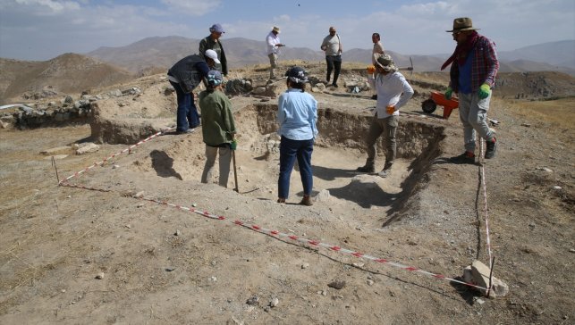 Arkeologlar, kavurucu sıcakta Urartuların asırlar önceki yaşamının izlerini araştırıyor