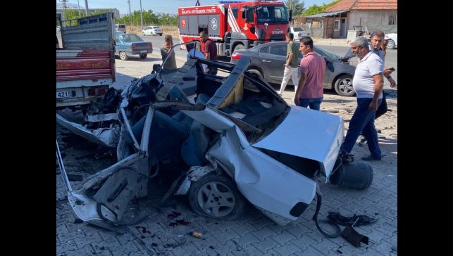 Malatya'daki kazada Tofaş hurdaya döndü: 1 ölü, 1 yaralı